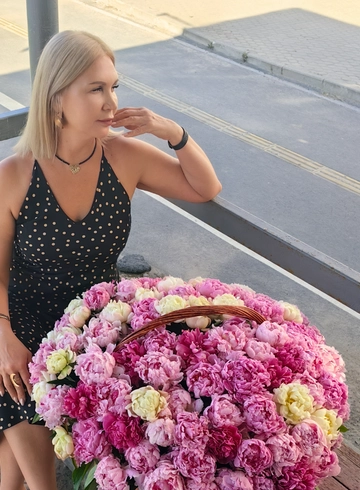 Пионы в корзине «Радужное настроение» от интернет-магазина цветов в 