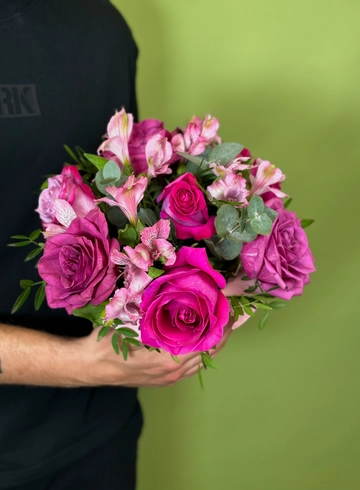 Композиция в шляпной коробке &laquo;Малиновый десерт&raquo; от интернет-магазина цветов в 