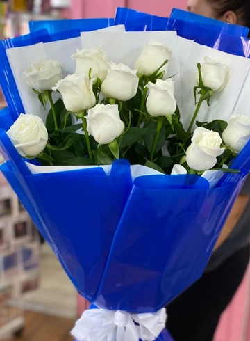 Белые розы в синей упаковке  от интернет-магазина цветов в 