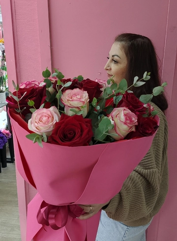 Розы микс с Эвкалиптом  от интернет-магазина цветов в 