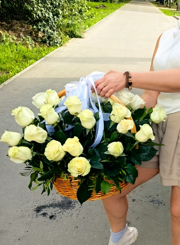 Белые розы в корзине  от интернет-магазина цветов в 