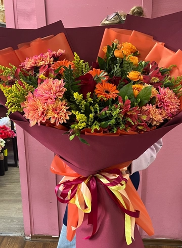 Букет-гигант в вишнёвый упаковке  от интернет-магазина цветов в 