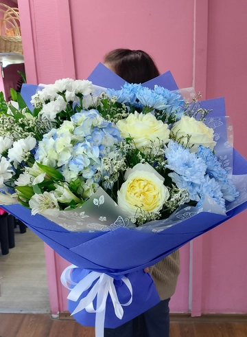 Голубая гортензия с нежными цаетами от интернет-магазина цветов в 