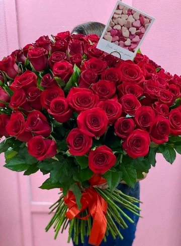 101 роза, под ленту, сорт ред ноуми  от интернет-магазина цветов в 