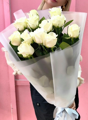 Белые розы 11 шт , в матовой упаковке  от интернет-магазина цветов в 