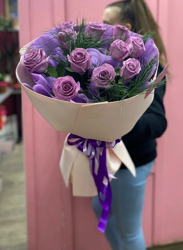 11 лавандовых роз с зеленью в оформлении.  от интернет-магазина цветов в 