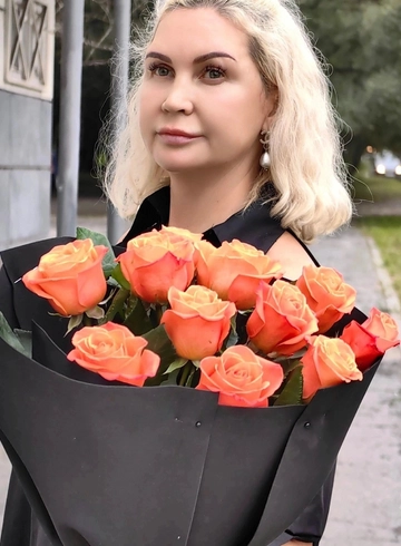 11 оранжевых роз в черном Фомиран  от интернет-магазина цветов в 