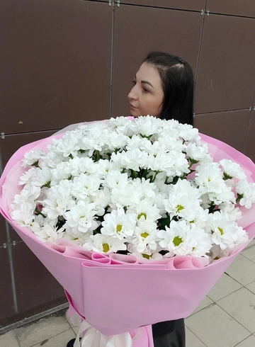 15 хризантем гранд букет упаковка по кругу  от интернет-магазина цветов в 