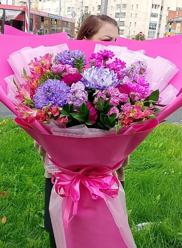 Букет - гигант  рощовый с сиреневыми одноголовыми хризантемами от интернет-магазина цветов в 