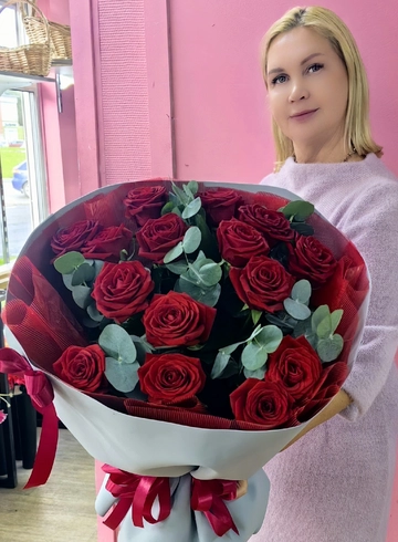 15 роз редноуми + эфкаоипт в сером фомиране  от интернет-магазина цветов в 