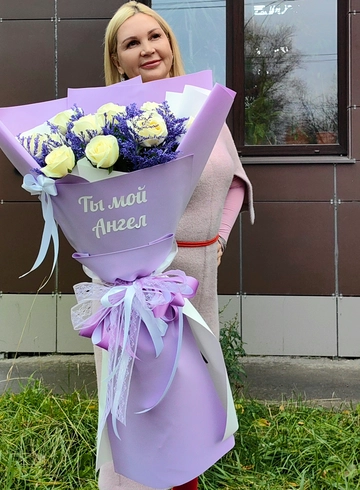 11 белых роз + крашеный солидаго+наклейка+упаковка  от интернет-магазина цветов в 