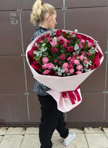 Букет кустовых пионовидных роз  от интернет-магазина цветов в 