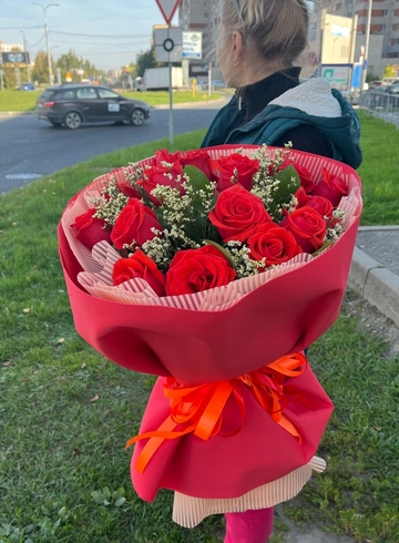 11 красных роз+лимониум +упаковка от интернет-магазина цветов в 