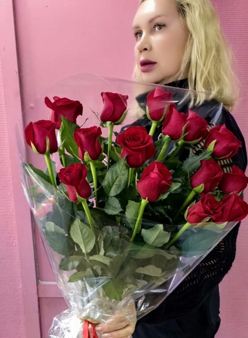 15 красных роз упаковка слюда от интернет-магазина цветов в 