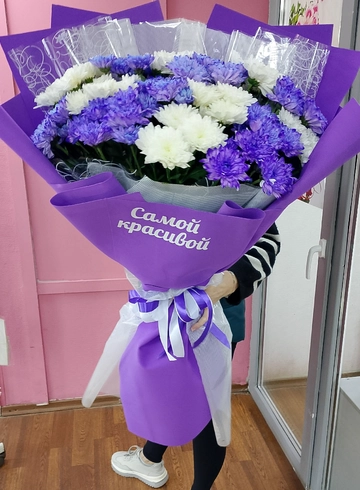 15 белых и сиреневых хризентем +упаковка гигант +наклейка от интернет-магазина цветов в 