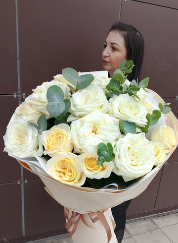 15 белых роз сорт Конделайт с эфкалиптатом упаковка фомиран по кругу  от интернет-магазина цветов в 
