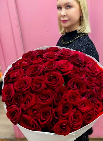 51 красная роза в белом фомиране  от интернет-магазина цветов в 