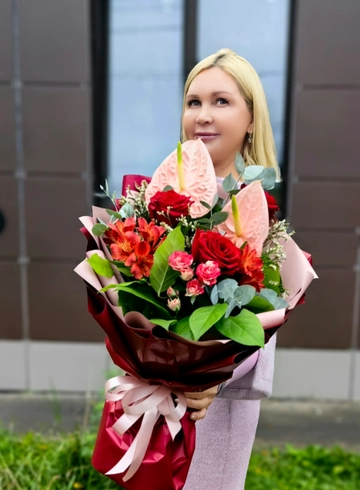 Сборный букет с антуримом  от интернет-магазина цветов в 