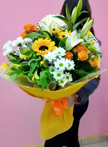 Сборный букет с подсолнухами от интернет-магазина цветов в 