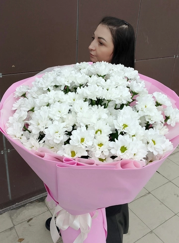 Ромашки в розовом фомиране  по кругу  от интернет-магазина цветов в 