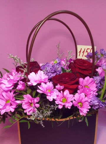 Цветы в черной сумочке от интернет-магазина цветов в 