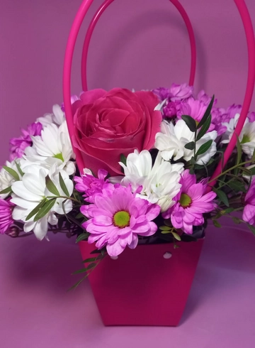 Роза розовая в сумочке с хризантемами от интернет-магазина цветов в 