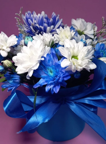 Синее море (шляпная коробочка синяя с бело синими цветам)  от интернет-магазина цветов в 