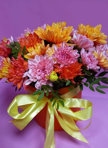  Олнечный закат (красно-желто-аранжевве хризантемы в шляпной коробке) ы  от интернет-магазина цветов в 