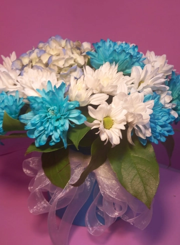 Гортензия и хризантемы в голубой шляпной коробке от интернет-магазина цветов в 