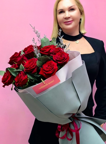 15 роз +зелень в серой упаковке + наклейка маме  от интернет-магазина цветов в 