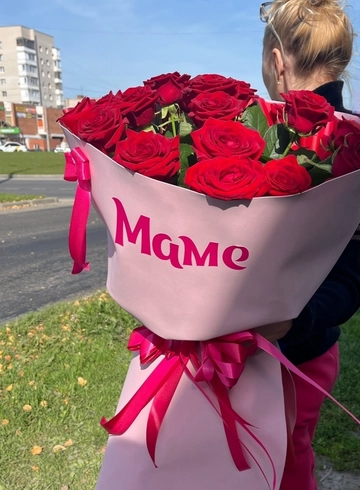15 роз ред ноуми (аысота 60см) +упаковка фомипан по кругк, наклецка маме от интернет-магазина цветов в 