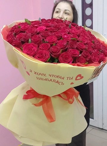 101 красная роза, нежный фомиран по кругу, наклейка, зосу что быты улыбалась  от интернет-магазина цветов в 