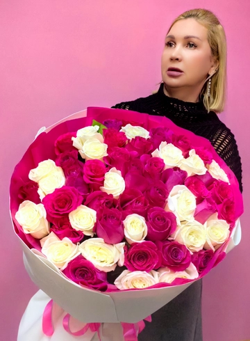51 роза эквадор розовая +белая упаковка фомиран по кркгу от интернет-магазина цветов в 